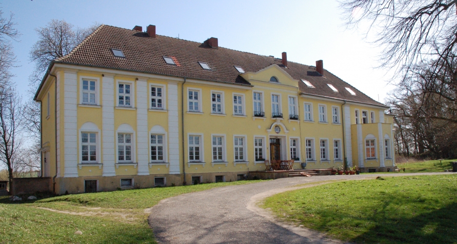 Die 15-achsige Front des Gutshauses Manderow.