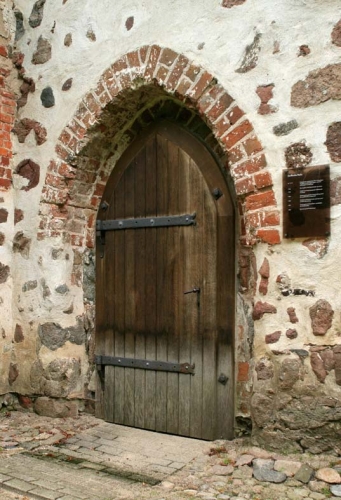 Das Südportal der kleinen Kirche.