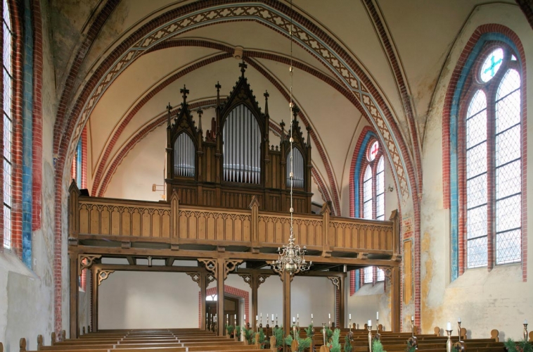 Blick auf die Orgelempore.