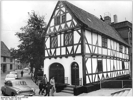 Gewölbe 1970, im Hintergrund die im Jahr 2000 abgerissene Fischräucherei