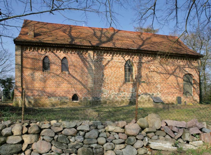 An den Chor wurden um 1860 links und rechts Anbauten über dem Familiengrab derer von Bülow errichtet.