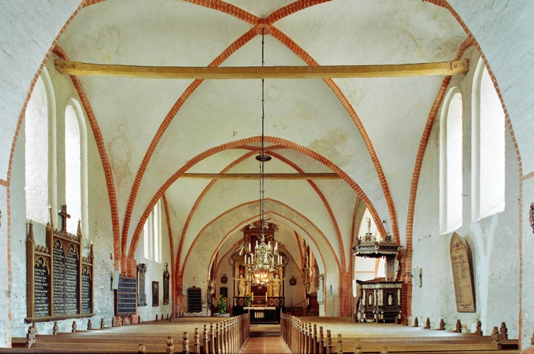 Blick ins Kirchenschiff