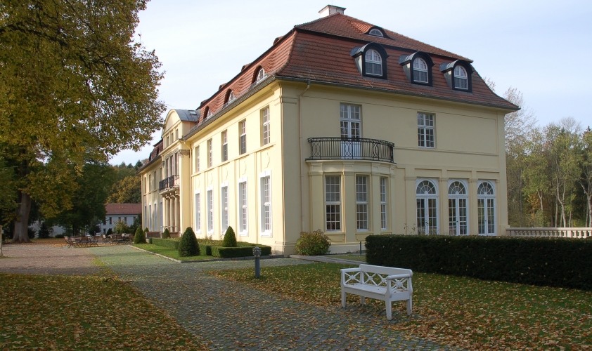 Blick vom Park auf das Landhaus.