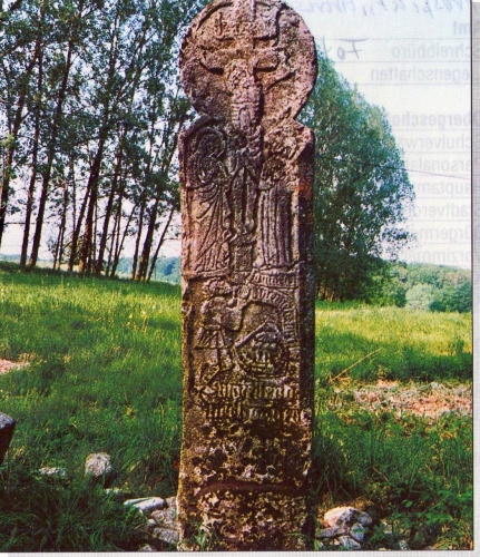 Der Everstorfer Sühnestein von Westen.