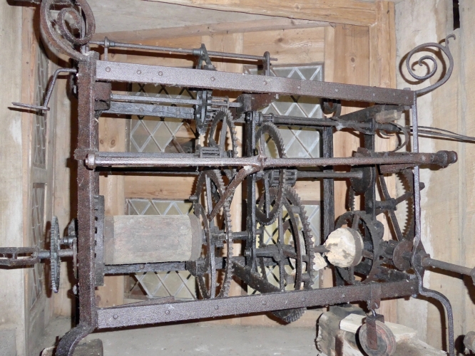 Das Uhrwerk der stillgelegten Kirchenuhr.