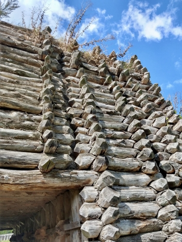 Wie eine Burgmauer aus Holz und Erde ursprünglich aussah, ist ebenfalls in Groß Raden zu sehen 