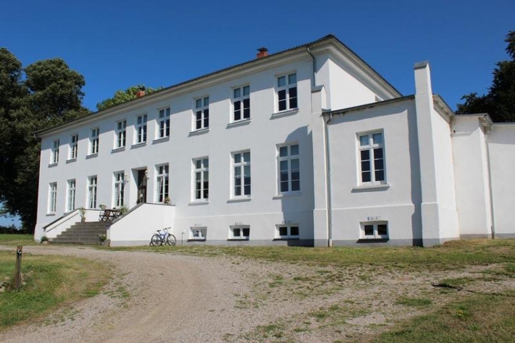 Zweigeschossiger Putzbau mit Walmdach