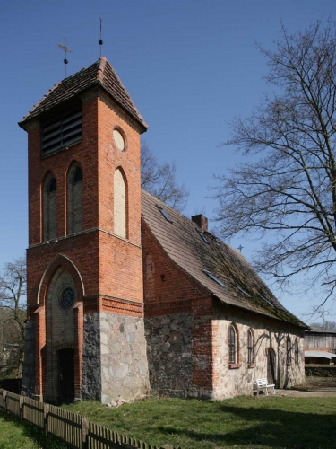 Die Alt Sammiter Kirche stammt vom Anfang des 13. Jahrhunderts. Ihren Turm erhielt sie jedoch erst 1863.