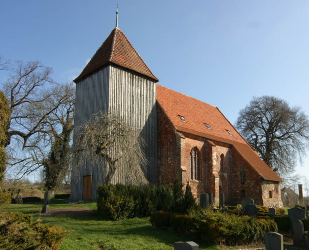 Der Holzturm der Kirche