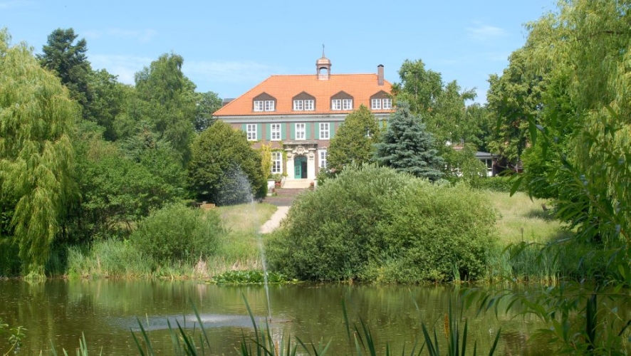 Blick vom Park auf das Gutshaus.