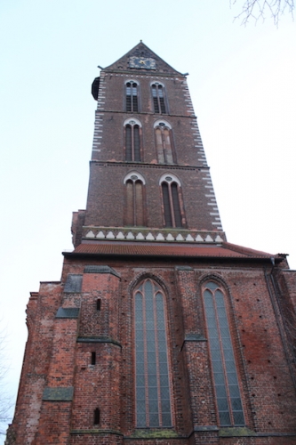 Der Marienturm ragt 83 Meter in den Himmel.