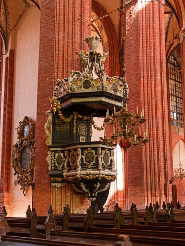 Die Kanzel im Hauptschiff