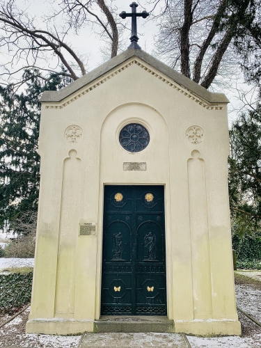 Grabkapelle Johann G. Herrlich,1832 erbaut im Stil des frühen Historismus mit romanischen und frühgotischen Zierelementen in der Fassadengestaltung. Umfangreiche Instandsetzung 2002, dabei wurde auch die Originaltür wieder eingesetzt.