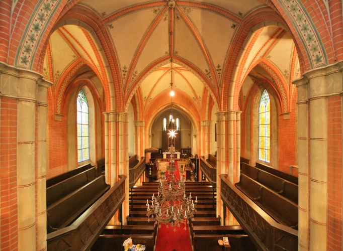 Das Kircheninnere mit Blick Richtung Chor.