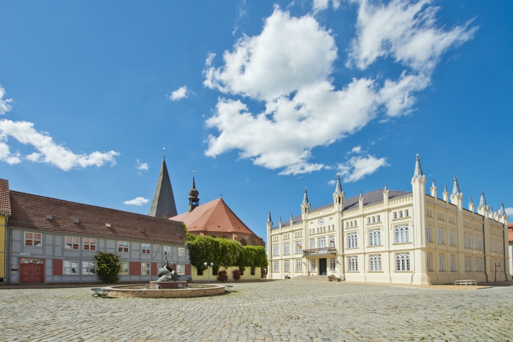 Der Bützower Markt mit Rathaus und Stiftskirche.