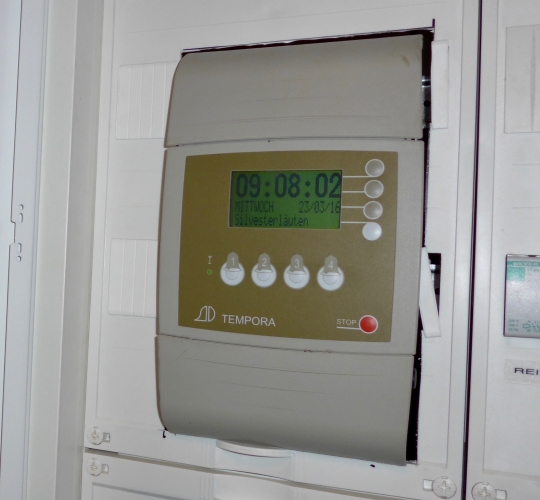 Das elektrische Uhrwerk der Gadebuscher Kirche.