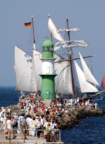 Ein historischer Segler vor Warnemünde.
