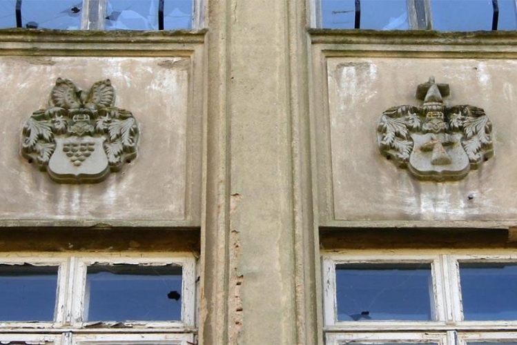 Links das Wappen der Familie von Bülow