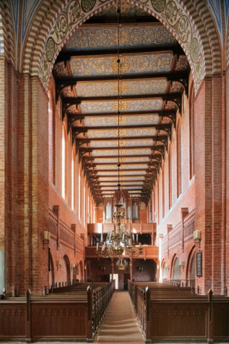 Blick durch das Kirchenschiff auf die Orgel