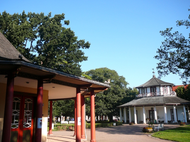 Die beiden historischen Pavillons in der Grünanlage Kamp