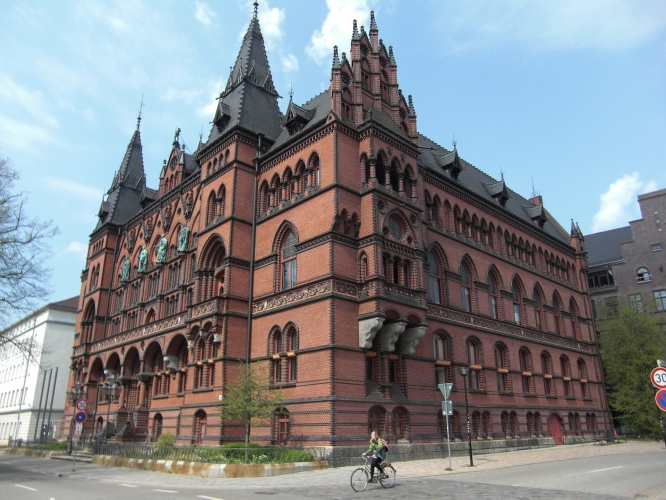 Das Ständehaus vom Steintor aus gesehen.