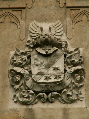 Das Hüniken-Wappen mit dem spanischen Leitspruch „poco a poco se va lejos“