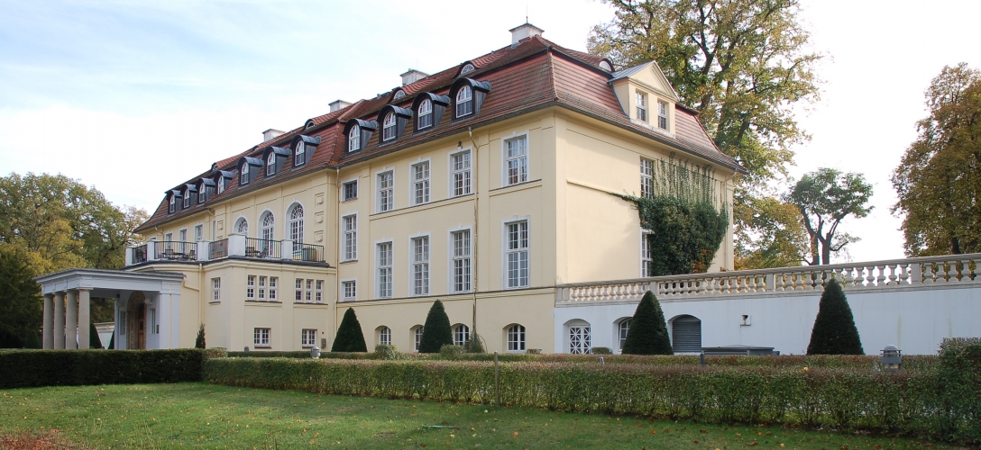 Die Front des Landhauses.
