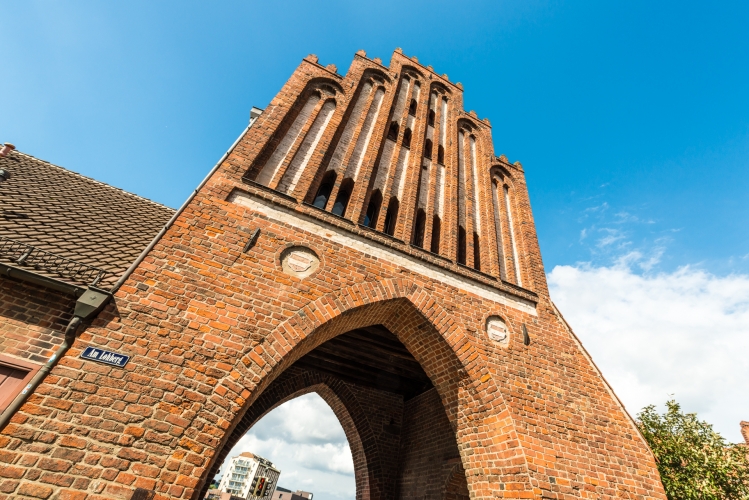 Der spätgotische Giebel zur Stadtseite: ein Treppengiebel mit sechs schmalen Blendbögen