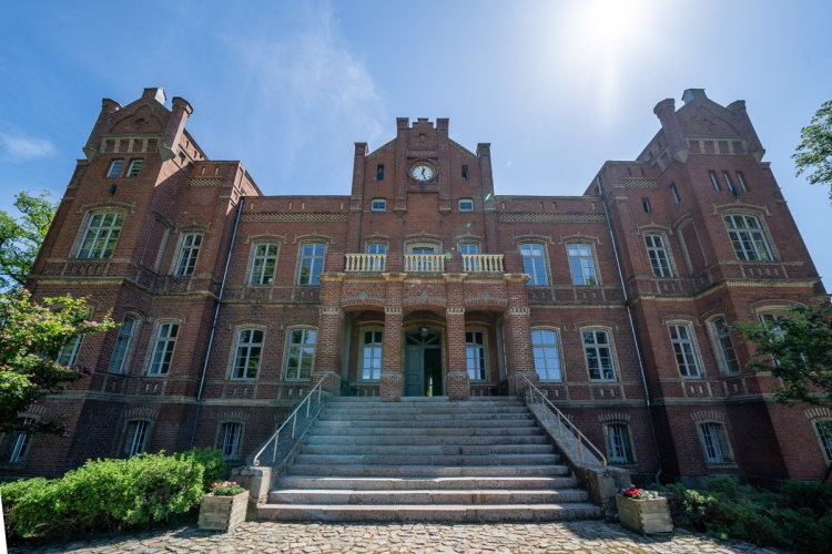 Eingangsbereich mit Pfeilervorhalle